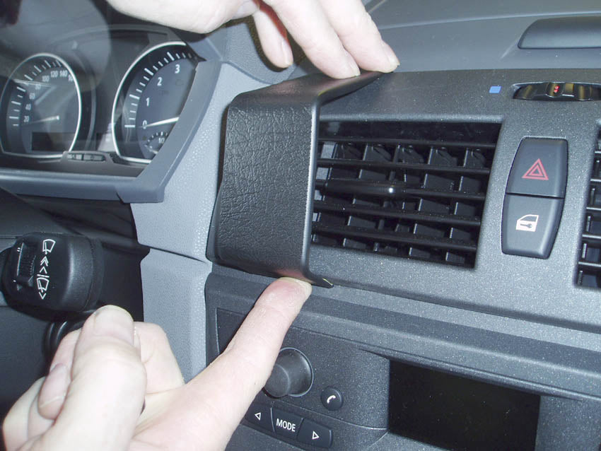 Brodit ProClip 853407 voor BMW X3 2004-2010 - detail van dashboardmontage