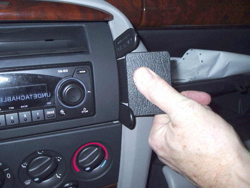 Brodit ProClip 853424 voor MG ZT 2001-2005 en Rover 75 1999-2005 - detail van dashboardmontage
