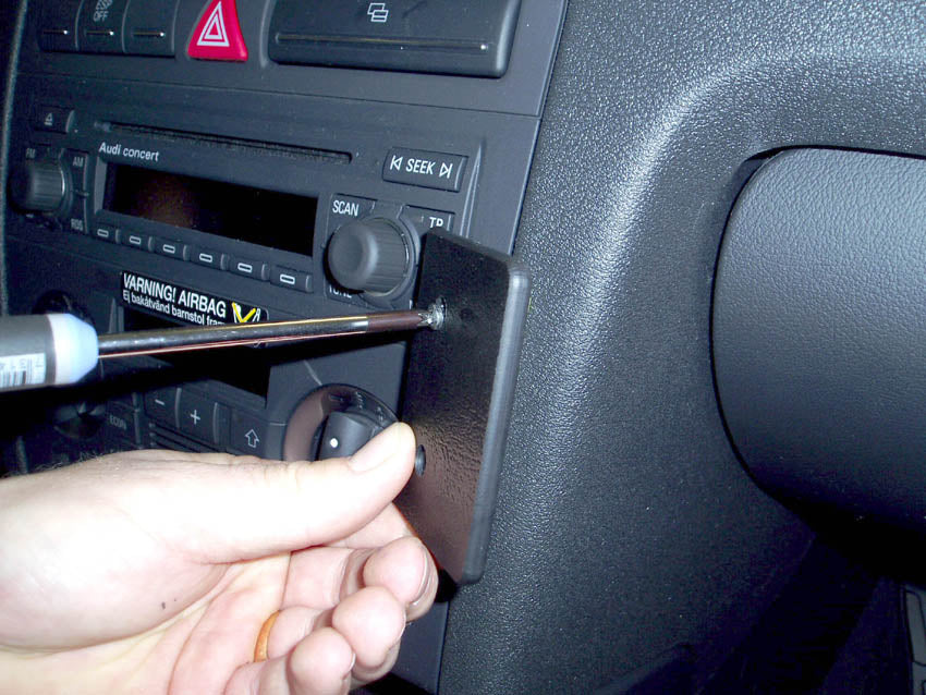 Brodit ProClip 853439 voor Audi S3 2003-2006, Audi S3 2005-2007 e.a. - detail van dashboardmontage