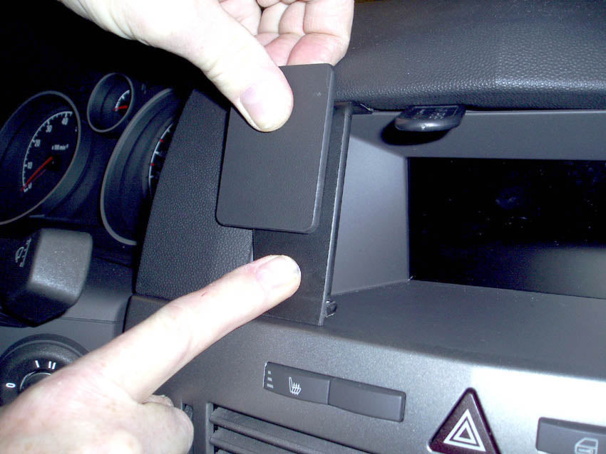 Brodit ProClip 853440 voor Opel Astra 2004-2009 en Saturn Astra 2008-2009 - ProClip geplaatst in het voertuig