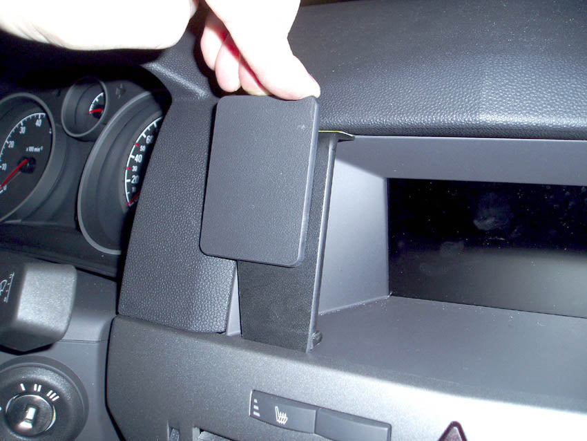Brodit ProClip 853440 voor Opel Astra 2004-2009 en Saturn Astra 2008-2009 - detail van dashboardmontage