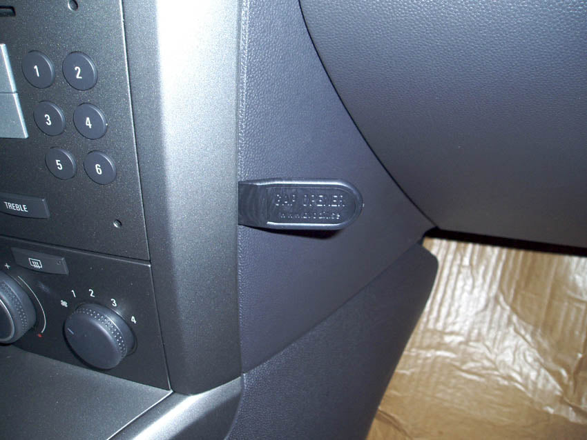 Brodit ProClip 853441 voor Opel Astra 2004-2009 en Saturn Astra 2008-2009 - montagepositie op dashboard