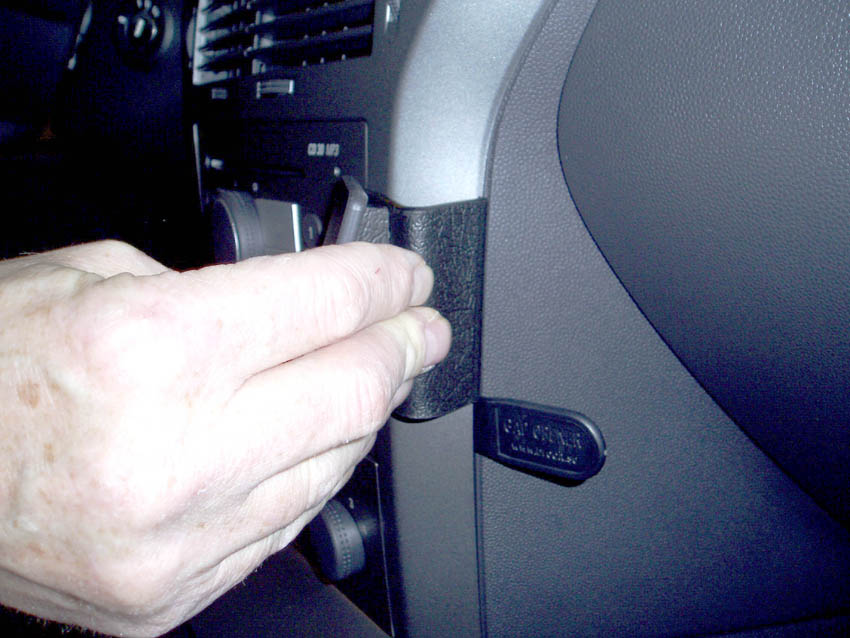 Brodit ProClip 853441 voor Opel Astra 2004-2009 en Saturn Astra 2008-2009 - detail van dashboardmontage