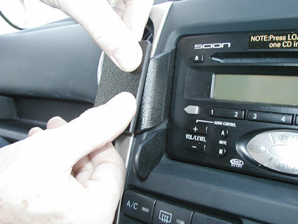 Brodit ProClip 853444 voor Scion xB 2004-2007 - detail van dashboardmontage