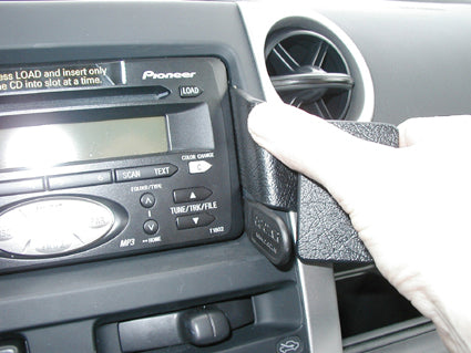 Brodit ProClip 853445 voor Scion xB 2004-2007 - detail van dashboardmontage