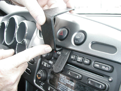 Brodit ProClip 853448 voor Pontiac Vibe 2003-2008 en Toyota Matrix 2003-2004 - montagepositie op dashboard