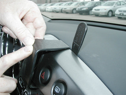 Brodit ProClip 853448 voor Pontiac Vibe 2003-2008 en Toyota Matrix 2003-2004 - detail van dashboardmontage