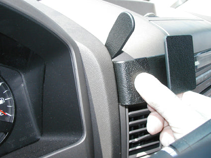 Brodit ProClip 853449 voor Infiniti QX56 2004-2007, Nissan Titan 2004-2007 en Nissan Armada 2004-2007 - detail van dashboardmontage