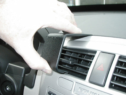 Brodit ProClip 853458 voor Chevrolet Equinox 2005-2009 en Pontiac Torrent 2006-2009 - detail van dashboardmontage