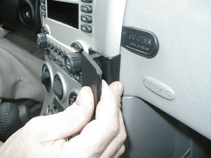 Brodit ProClip 853459 voor Chevrolet Equinox 2005-2009 en Pontiac Torrent 2006-2009 - montagepositie op dashboard