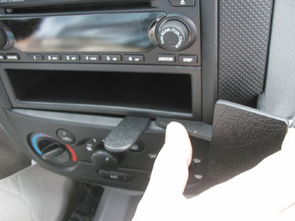 Brodit ProClip 853460 voor Chevrolet Kalos 2005-2009, Chevrolet Aveo 2004-2006 en Daewoo Kalos 2004 - detail van dashboardmontage