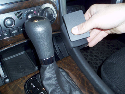 Brodit ProClip 853481 voor Mercedes Benz CLC-Class 2009-2011 en Mercedes Benz C-Class (180-320) 2000-2006 - montagepositie op dashboard