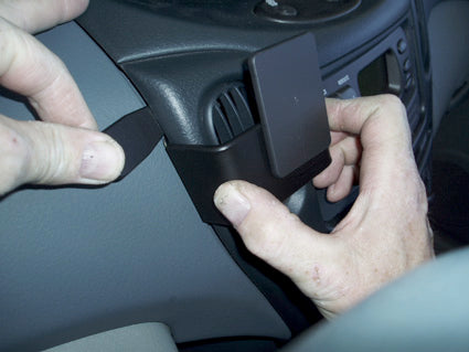 Brodit ProClip 853487 voor Toyota Yaris Verso 1999-2005 - detail van dashboardmontage