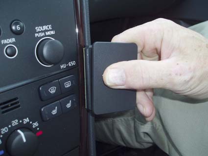 Brodit ProClip 853499 voor Volvo XC70 2005-2007, Volvo V70 N 2005-2008 en Volvo S60 2005-2010 - montagepositie op dashboard