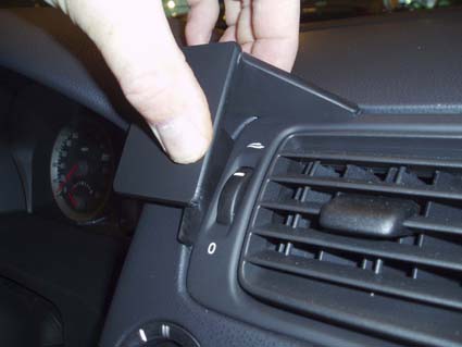 Brodit ProClip 853500 voor Volvo V50 2004-2012, Volvo S40 2004-2012 e.a. - detail van dashboardmontage