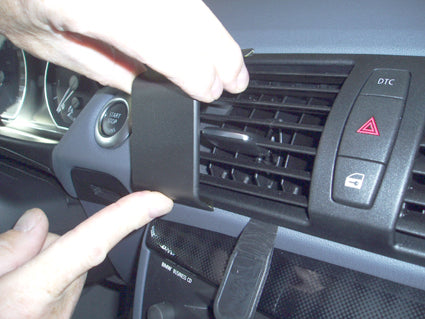 Brodit ProClip 853523 voor BMW 1-series E81, E82, E87, E88 2008-2013 en BMW 1-series E81, E82, E87, E88 2005-2011 - montagepositie op dashboard
