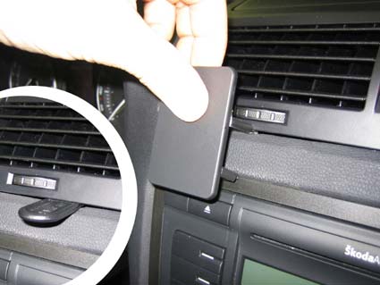 Brodit ProClip 853525 voor Skoda Octavia II 2005-2013 - montagepositie op dashboard