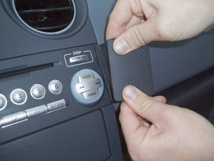 Brodit ProClip 853528 voor Mitsubishi Colt 2005-2008 - detail van dashboardmontage