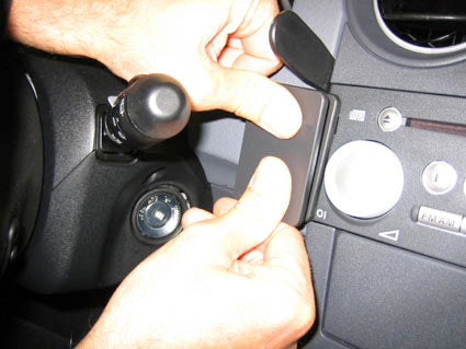 Brodit ProClip 853529 voor Mitsubishi Colt 2005-2008 - detail van dashboardmontage