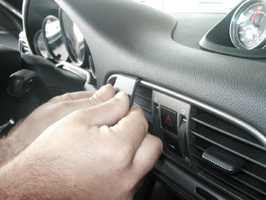 Brodit ProClip 853539 voor Porsche Carrera 911S 2004-2011 en Porsche 911 2005-2011 - detail van dashboardmontage