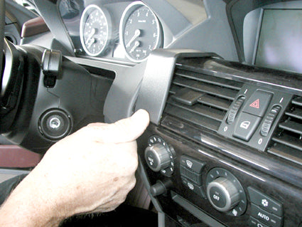 Brodit ProClip 853541 voor BMW 6-series E63, E64 2004-2010 - detail van dashboardmontage