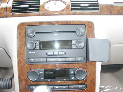 Brodit ProClip 853544 voor Ford Taurus 2008-2009, Ford Fivehundred 2005-2009 e.a. - detail van dashboardmontage