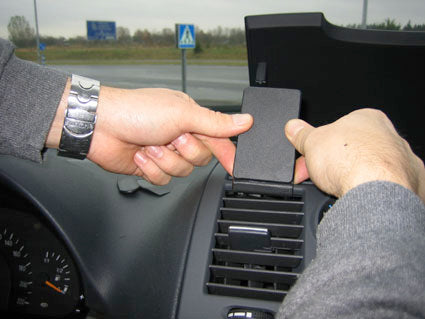 Brodit ProClip 853569 voor Mercedes Benz Vito 2004-2014, Mercedes Benz Viano 2004-2014 en Mercedes Benz V-Class 2004-2014 - detail van dashboardmontage