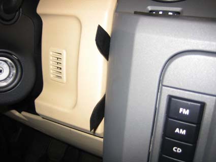 Brodit ProClip 853572 voor Land Rover LR3 2005-2009 en Land Rover Discovery 3 2005-2009 - montagepositie op dashboard