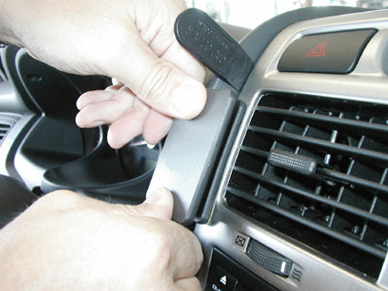 Brodit ProClip 853588 voor Kia Sportage 2005-2010 - detail van dashboardmontage