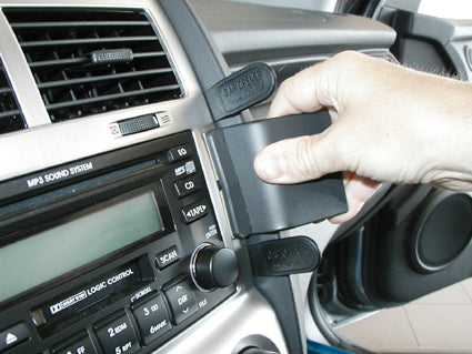 Brodit ProClip 853589 voor Kia Sportage 2005-2010 - detail van dashboardmontage