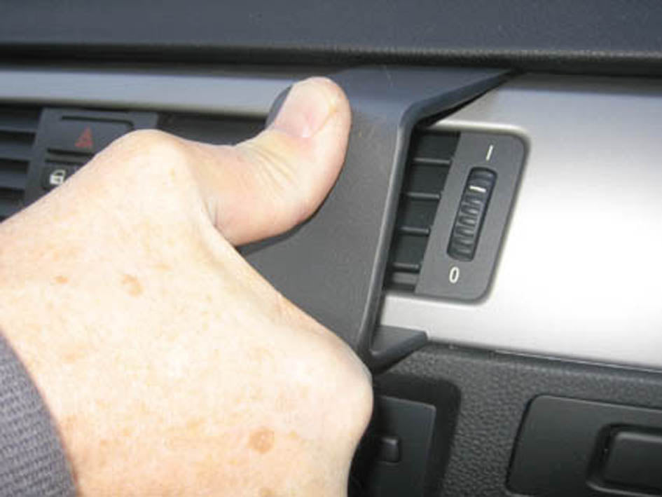 Brodit ProClip 853599 voor BMW 3-series E90, E91, E92, E93 2005-2012 - detail van dashboardmontage