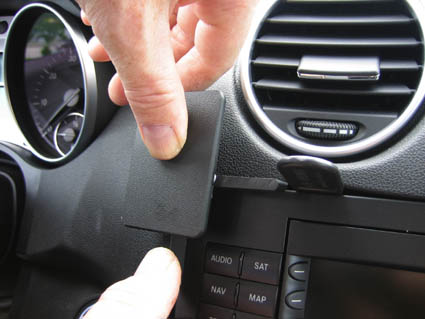 Brodit ProClip 853622 voor Mercedes Benz M-Class/ML 2005-2011 - detail van dashboardmontage