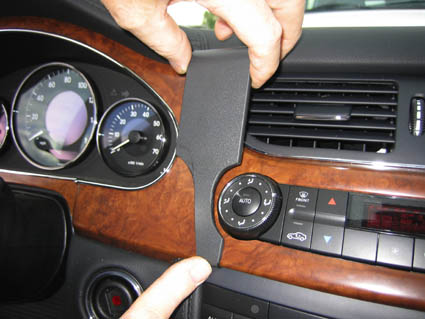 Brodit ProClip 853624 voor Mercedes Benz CLS-Class 2005-2010 - montagepositie op dashboard