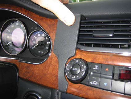 Brodit ProClip 853624 voor Mercedes Benz CLS-Class 2005-2010 - ProClip geplaatst in het voertuig