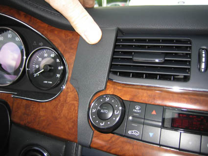 Brodit ProClip 853624 voor Mercedes Benz CLS-Class 2005-2010 - detail van dashboardmontage