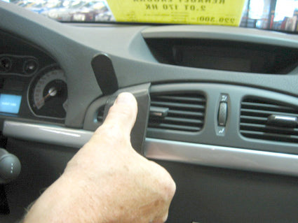 Brodit ProClip 853658 voor Renault Laguna 2005-2007 - detail van dashboardmontage