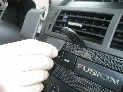 Brodit ProClip 853691 voor Ford Fusion 2006-2009 en Mercury Milan 2006-2009 - montagepositie op dashboard