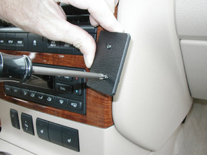 Brodit ProClip 853694 voor Ford Explorer Sport Track 2007-2010 en Ford Explorer 2006-2010 - detail van dashboardmontage