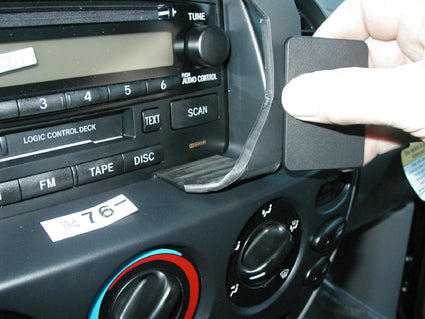 Brodit ProClip 853706 voor Toyota Tundra 2000-2006 en Toyota Sequoia 2001-2007 - montagepositie op dashboard
