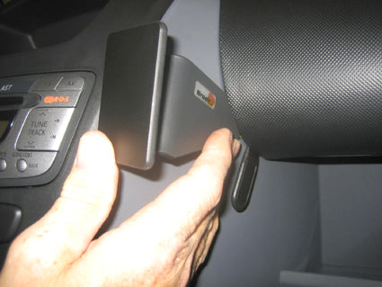 Brodit ProClip 853717 voor Citroen C1 2006-2014, Peugeot 107 2006-2014 en Toyota AYGO 2006-2014 - detail van dashboardmontage