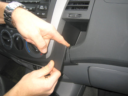 Brodit ProClip 853722 voor Toyota HiLux 2006-2011 en Toyota Fortuner 2006-2010 - ProClip geplaatst in het voertuig