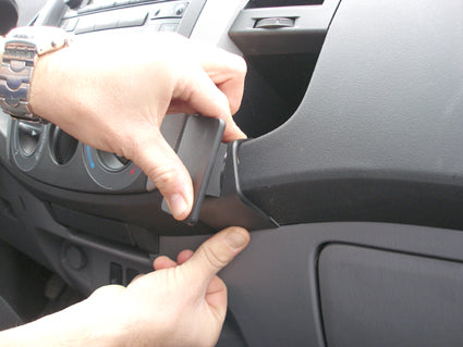Brodit ProClip 853722 voor Toyota HiLux 2006-2011 en Toyota Fortuner 2006-2010 - detail van dashboardmontage