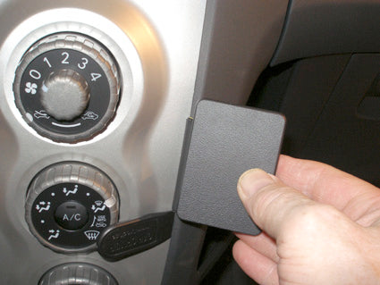 Brodit ProClip 853742 voor Toyota Yaris 2006-2011 - detail van dashboardmontage