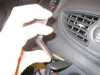 Brodit ProClip 853796 voor Renault Clio Tourer 2008-2012 en Renault Clio III 2006-2012 - montagepositie op dashboard