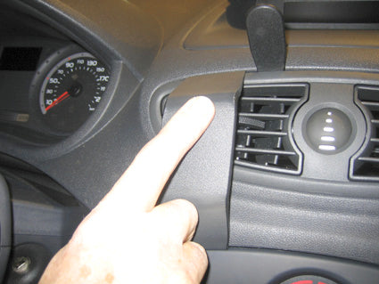 Brodit ProClip 853796 voor Renault Clio Tourer 2008-2012 en Renault Clio III 2006-2012 - detail van dashboardmontage