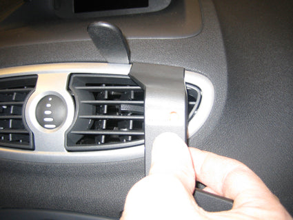 Brodit ProClip 853799 voor Renault Clio Tourer 2008-2012 en Renault Clio III 2006-2012 - detail van dashboardmontage