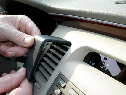 Brodit ProClip 853826 voor Hyundai Grandeur 2006-2009 en Hyundai Azera 2006-2011 - montagepositie op dashboard