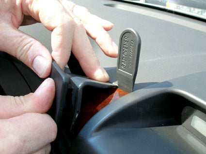 Brodit ProClip 853828 voor Hyundai Entourage 2006-2009, Kia Sedona 2006-2014 en Kia Carnival 2006-2011 - detail van dashboardmontage