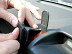 Brodit ProClip 853828 voor Hyundai Entourage 2006-2009, Kia Sedona 2006-2014 en Kia Carnival 2006-2011 - detail van dashboardmontage