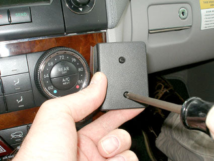 Brodit ProClip 853851 voor Mercedes Benz GL-Class 2006-2012 - detail van dashboardmontage
